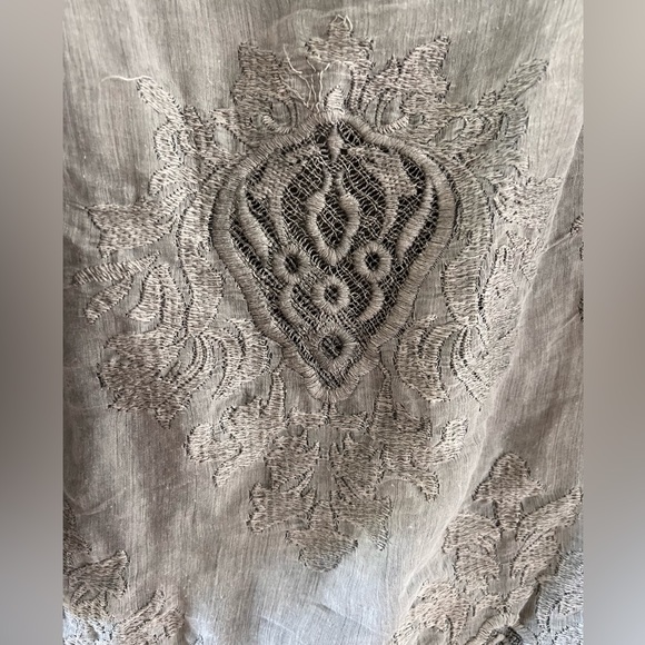 Beautiful Italian Designed Blouse - Picture 2 of 4